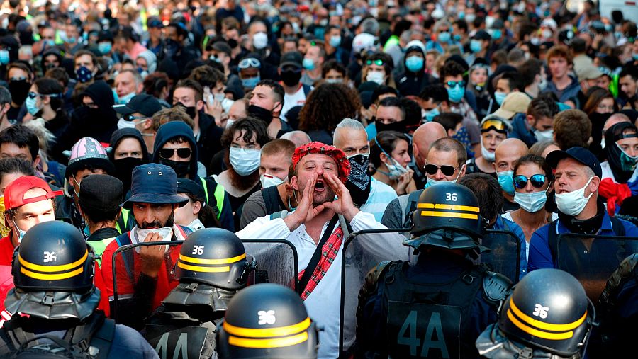 Un hombre grita durante una nueva jornada de protestas de los 'chalecos amarillos' en París.