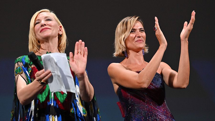 La presidenta del jurado de la Mostra de Venecia, Cate Blanchett, y la actriz italiana, Anna Foglietta, durante la ceremonia de entrega de premios.