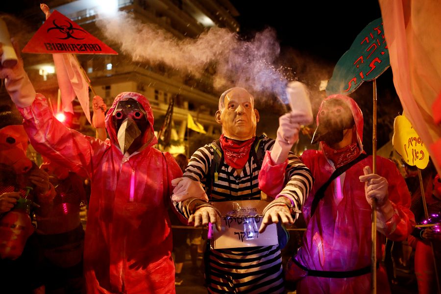 Manifestantes piden en Jerusalén la dimisión de Benjamín Netanyahu por corrupción y por su gestión de la crisis del coronavirus.