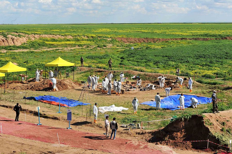 Exhumacion de fosas comunes de víctimas yazidies