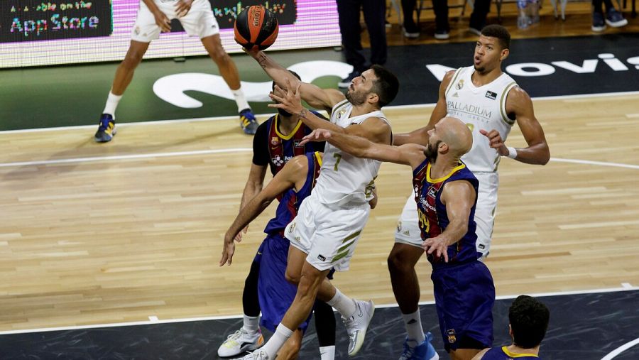 Imagen: Campazzo trata de anotar