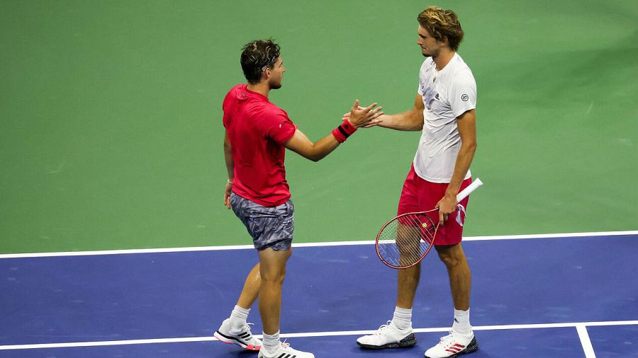 El tenista austriaco, Dominic Thiem, le da la mano al alemán, Alexander Zverev, tras el partido de la final del US Open 2020 que se ha disputado en el distrito de Queens de la ciudad de Nueva York, Estados Unidos.