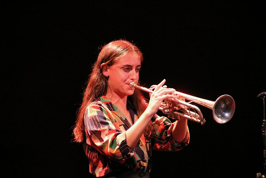 Alba Careta tocant la trompeta al concert
