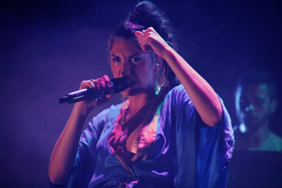 Queralt Lahoz cantant a l'escenari