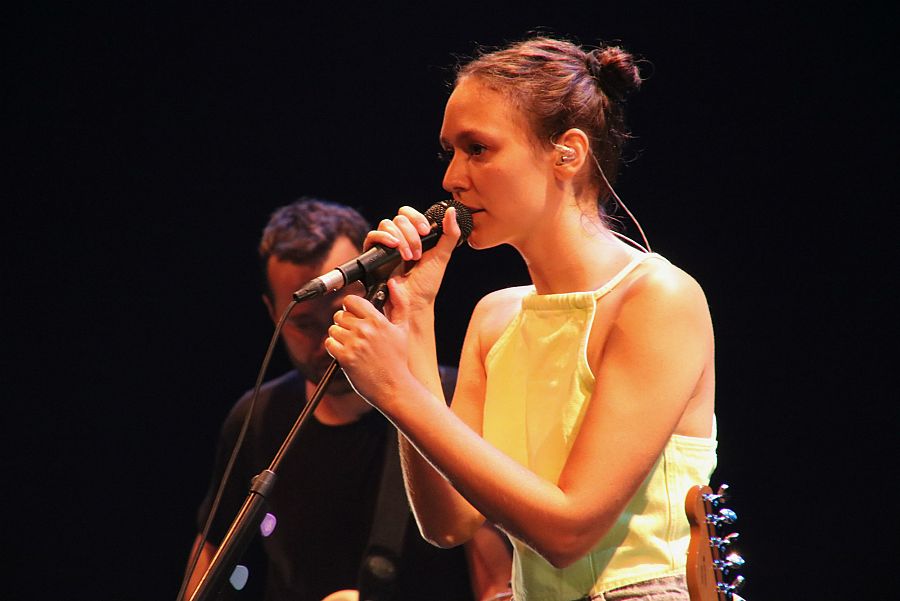 Clara Viñas durant la seva actuació