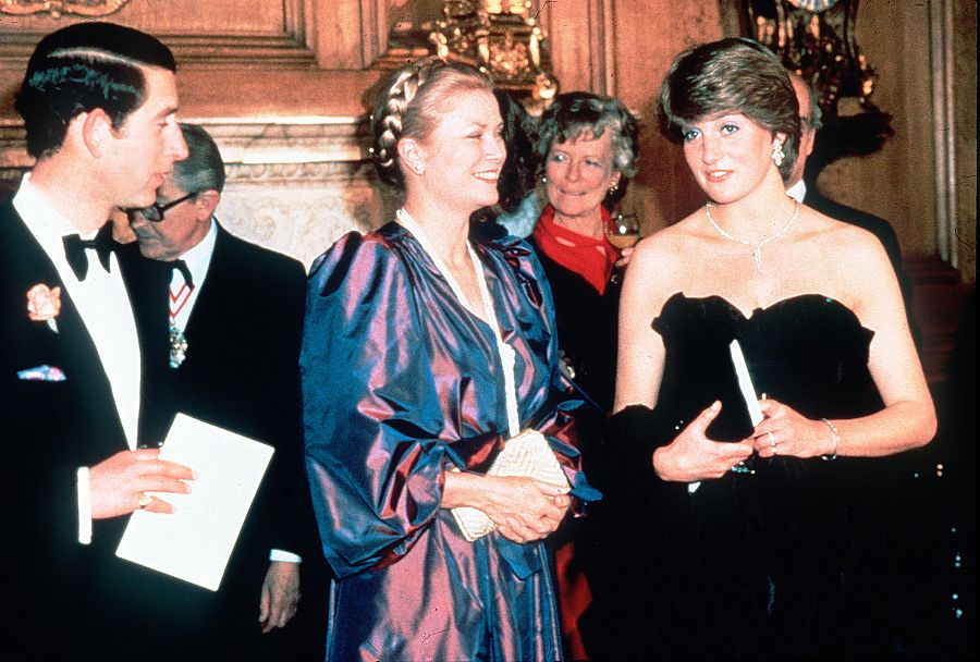 Lady Diana Spencer, en su primer evento oficial, junto a la princesa Grace de Mónaco