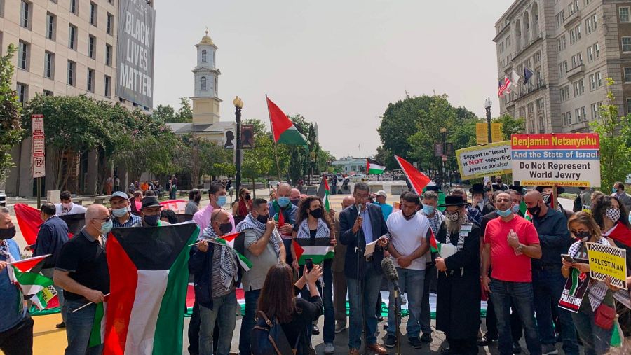 Un grupo de manifestantes protesta contra Israel cerca de la Casa Blanca, cuando se firman los Acuerdos de Abraham con Emiratos Árabes Unidos y Baréin.