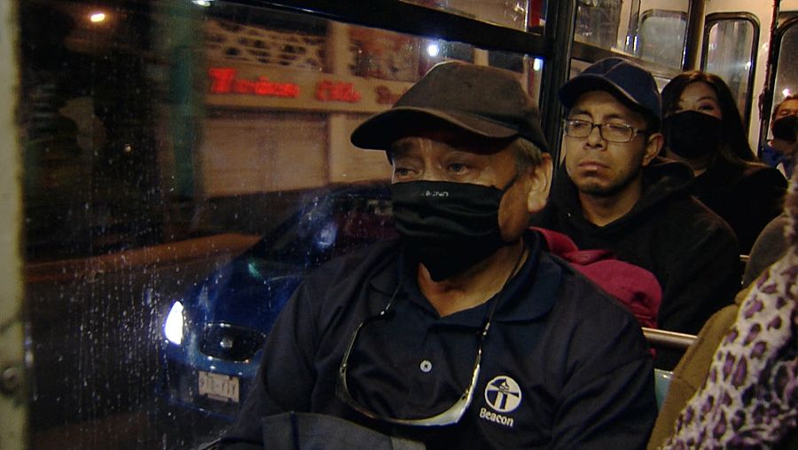 Rubén Sánchez, en el autobús que lo lleva cada madrugada a la central de abastos de Iztapalapa