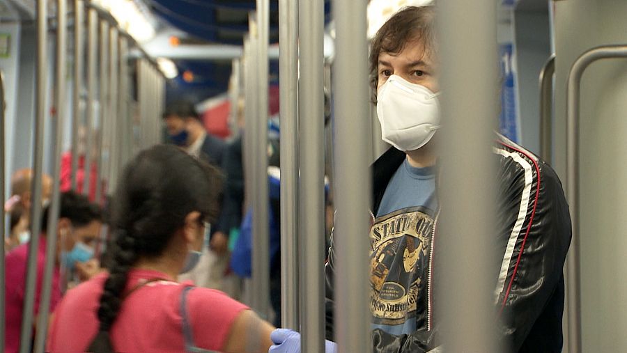 David Barranco, en el vagón de metro que lo lleva a diario de Leganés a Chamberí.