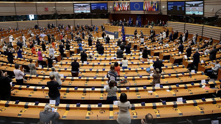 Ovación de pie al final del primer discurso sobre el estado de la unión de la presidenta de la Comisión Europea, Ursula Von Der Leyen, en una sesión plenaria del Parlamento Europeo en Bruselas