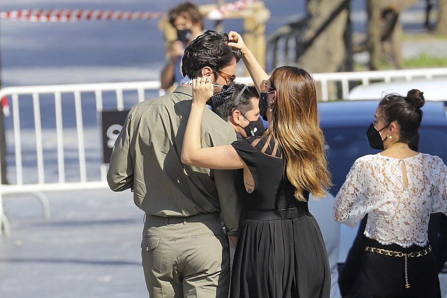 Blanca Suárez en un gesto de confianza y complicidad ayuda a su pareja el actor Javier Rey cuando van a presentar su película ante los medios, 'El verano que vivimos'