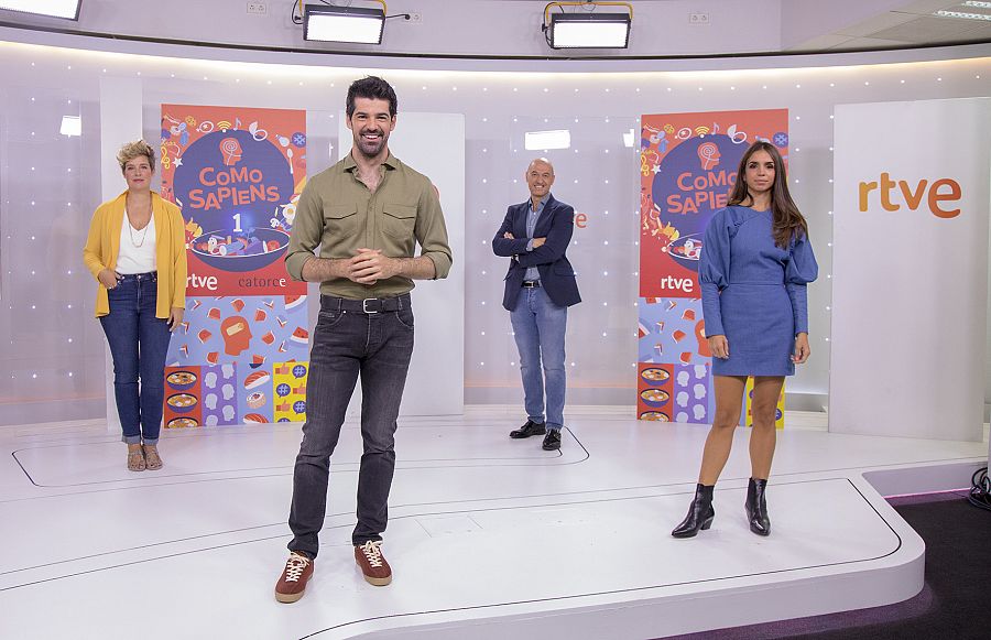 Miguel Ángel Muñoz junto a los colaboradores de 'Como Sapiens': Tania Llasera, Urrechu y Elena Furiase