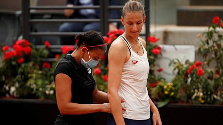 La tenista checa Karolina Pliskova es atendida durante la final del Abierto de Roma 2020.