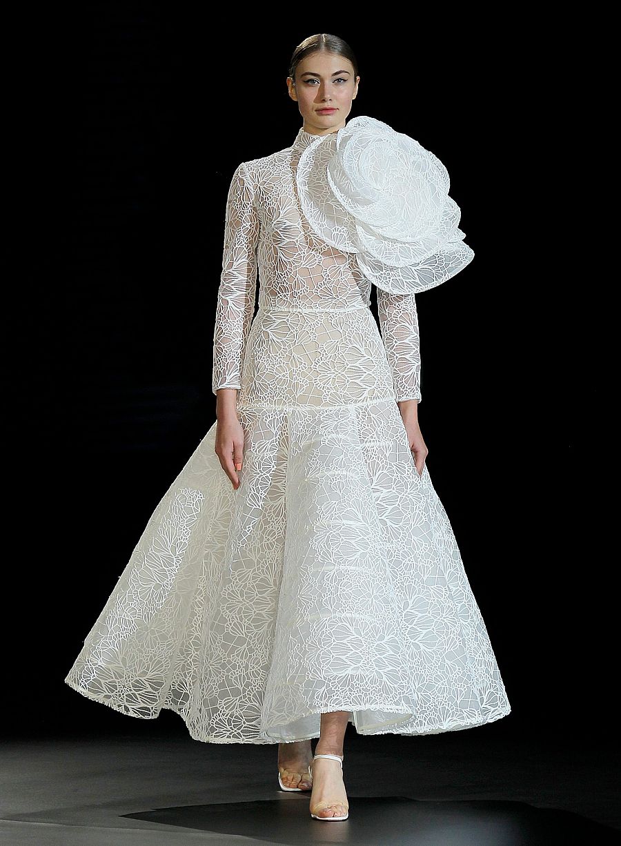 Novias delicadas con una gran personalidad son las propuestas que nos ofrece Isabel Sanchis para el 2021