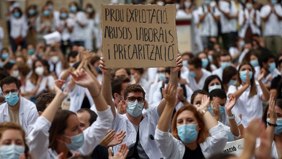 Cientos de MIR (Médico Interno Residente) han iniciado este lunes una huelga de tres días en todos los hospitales y centros de atención primaria, públicos y concertados de Cataluña.