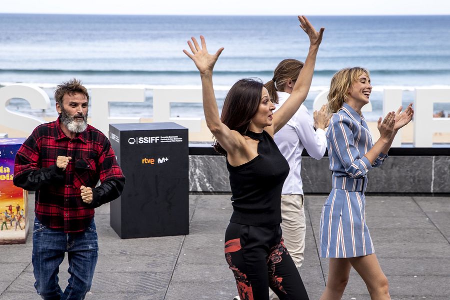El elenco de 'Explota, explota' monta un número de baile en el Festival de San Sebastián