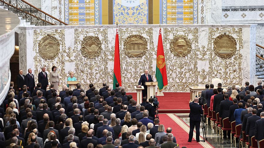Alexander Lukashenko presta juramento como presidente de Bielorrusia durante la ceremonia de investidura celebrada en Minsk.