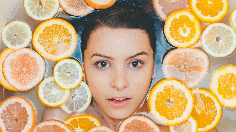 La vitamina C actúa como antioxidante y aporta luminosidad a la piel atenuando las manchas del rostro producidas por el sol