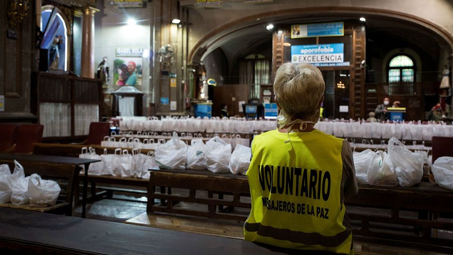 Voluntaria organizando el reparto en la Iglesia de San Antón, en el centro de Madrid