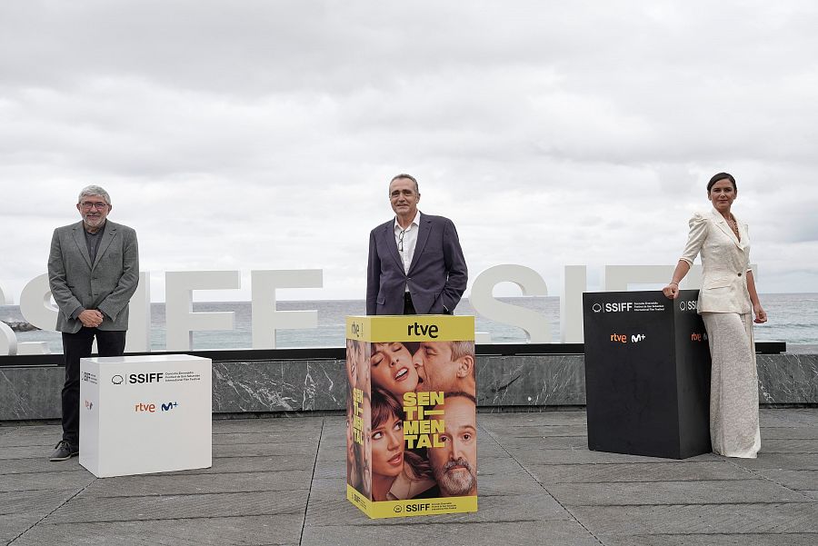 Fernando López Puig, David Valcarce y Elena S. Sánchez, antes de la rueda de prensa