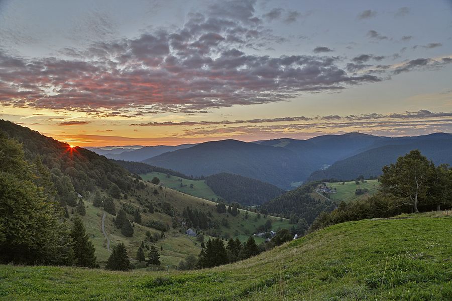 Amanecer entre montañas alemanas