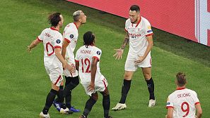 Los jugadores del Sevilla celebran el 0-1