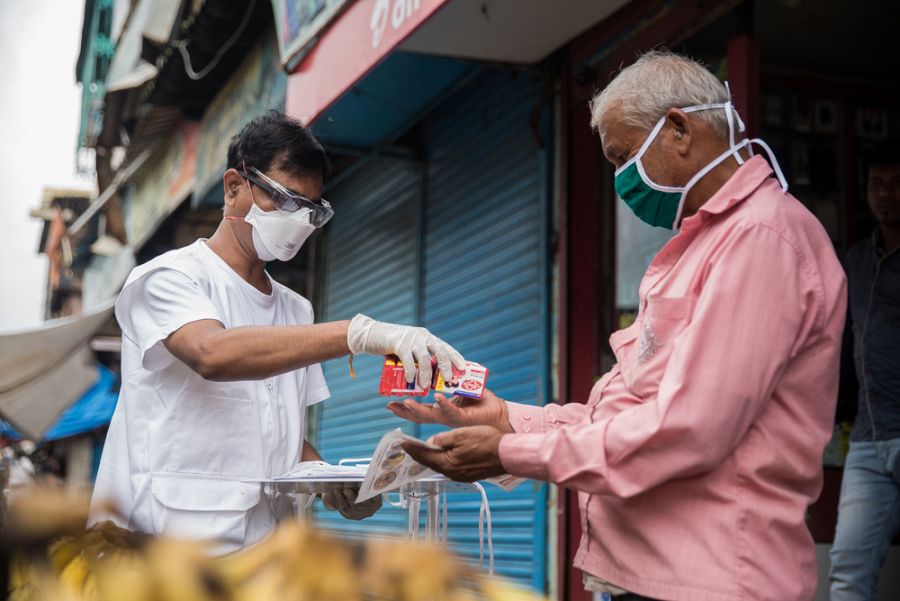 La distribución de mascarillas y jabones y la promoción de medidas de prevención, como lavado de manos y la identificación de los primeros síntomas, se centran en grupos vulnerables como pacientes con tuberculosis y vendedores callejeros.