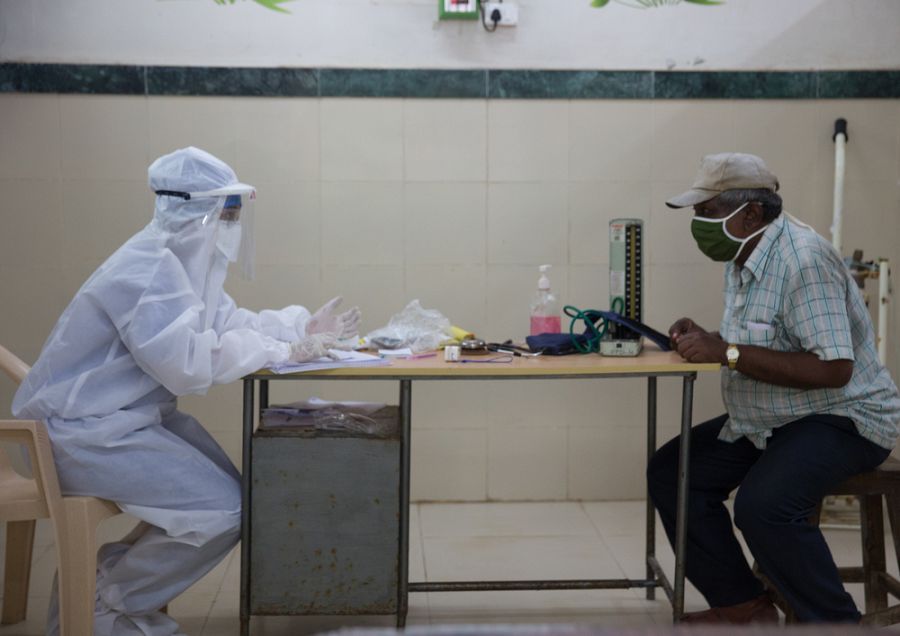 Sharanya Ramakrishna pasa consulta a un paciente en uno de los centros de salud designados para COVID-19 en el distrito Govandi este.