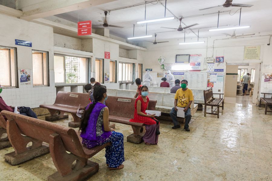 Las muestras se recogen en el centro de salud designado para COVID-19 en el hospital Shatabdi del distrito de Govandi.
