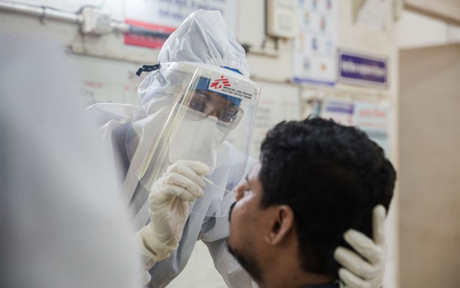La Dr. de MSF Sharanya Ramakrishna toma una muestra de hisopo en el centro de salud designado para COVID-19 en el hospital que da servicio a una de las zonas de Govandi.