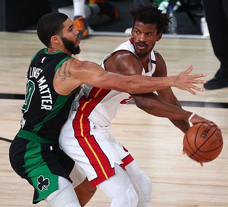 El jugador de Miami Heat, Jimmy Butler, defendido por Jayson Tatum, de los Boston Celtics