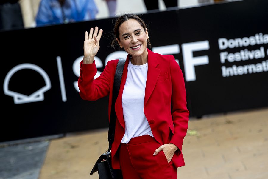 Tamara Falcó en su llegada al Festival de San Sebastián con un traje de Carolina Herrera