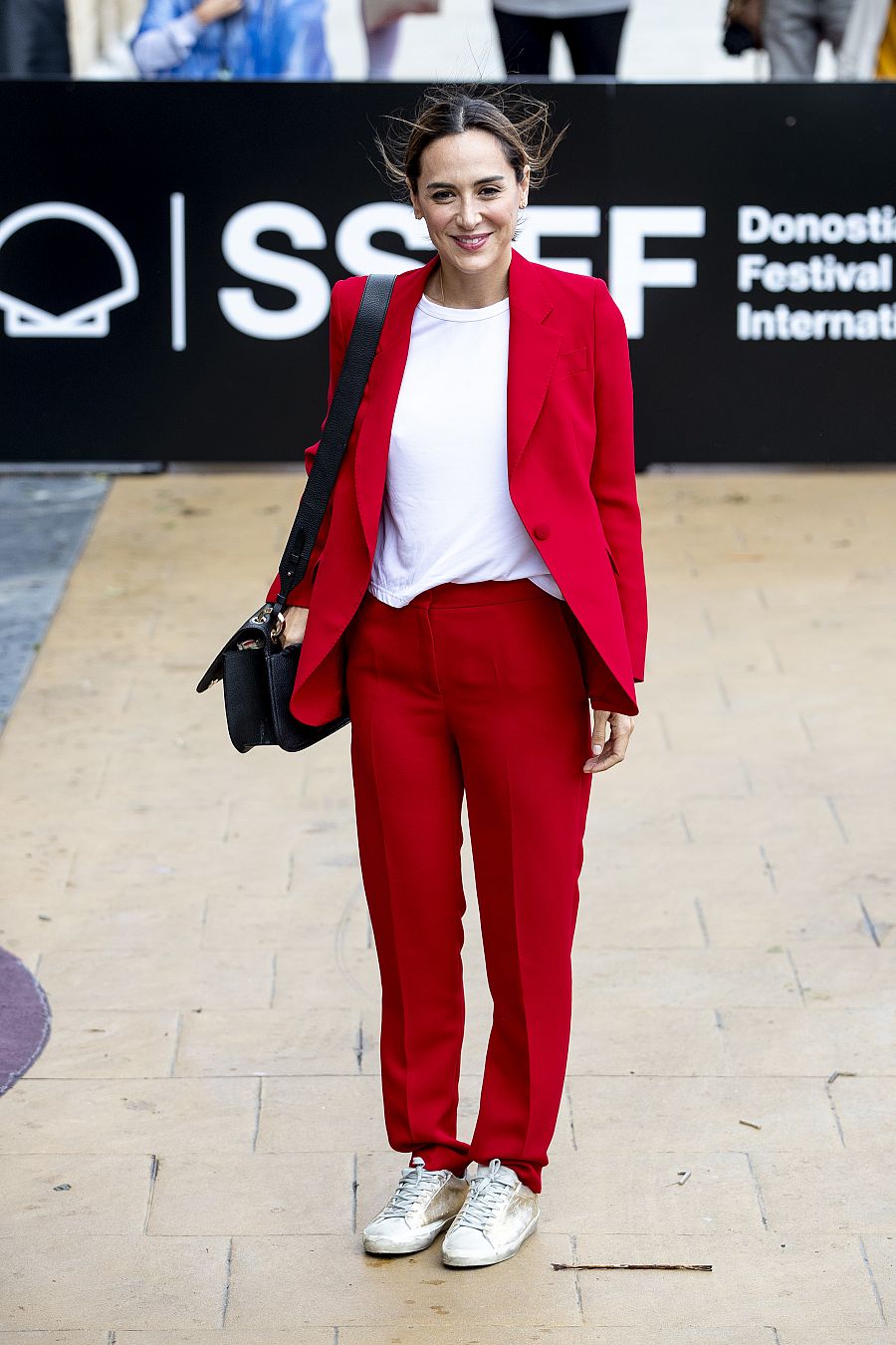 Tamara Falcó en su llegada al Festival de San Sebastián con un traje de Carolina Herrera