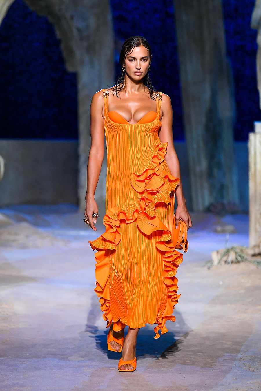 Irina Shayk en el desfile de Versace en la Milan Fashion Week