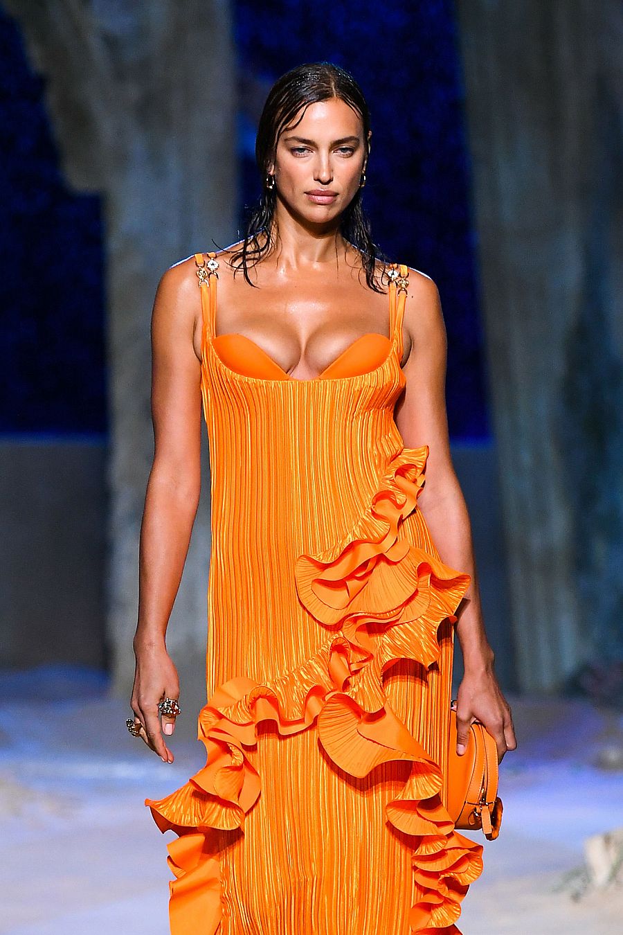 Irina Shayk en el desfile de Versace en la Milan Fashion Week