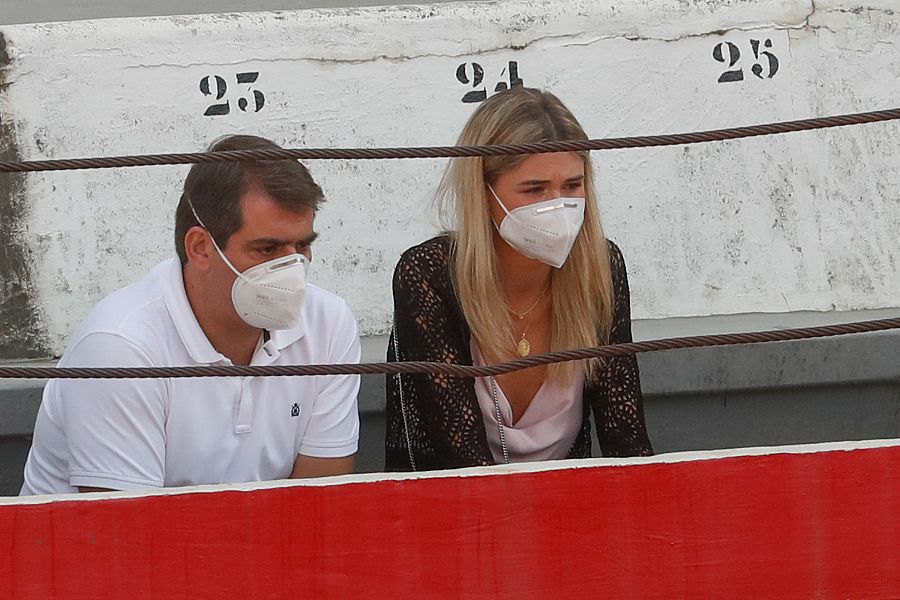 Ana Soria observa torear a su novio, Enrique Ponce
