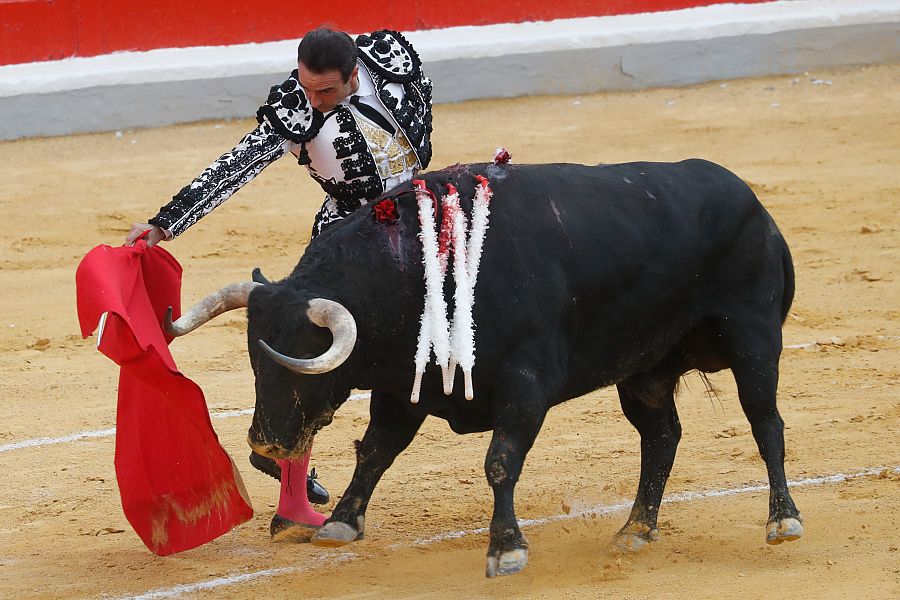 Enrique Ponce torea en Granada bajo la atenta mirada de Ana Soria