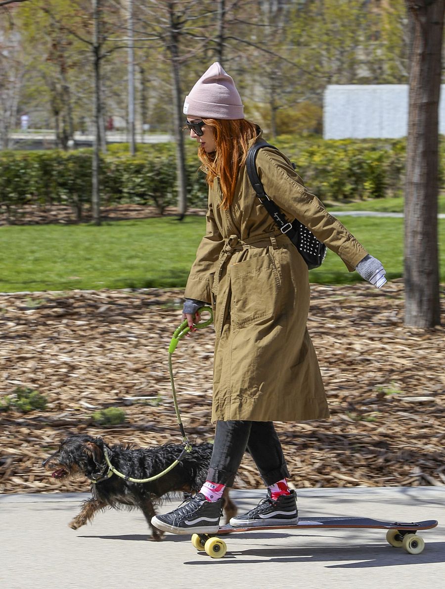 En su día a día, Blanca nos tienen acostumbrados a verla con un look muy casual y casi siempre acompañada de su perro Pistacho