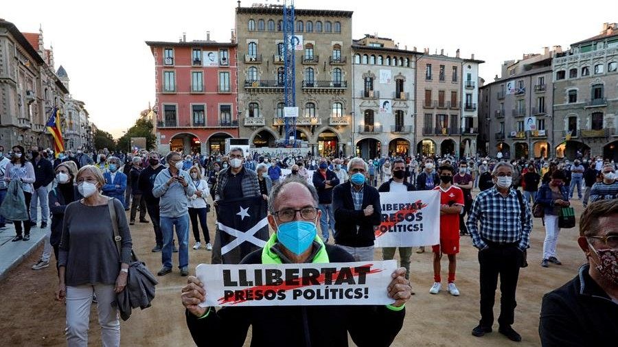 Vecinos de Vic asisten a una protesta convocada por ANC y CDR tras la inhabilitación del presidente de la Generalitat