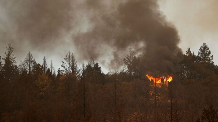 Un edificio arde en la ladera de una colina, en Santa Helena, California, Estados Unidos.