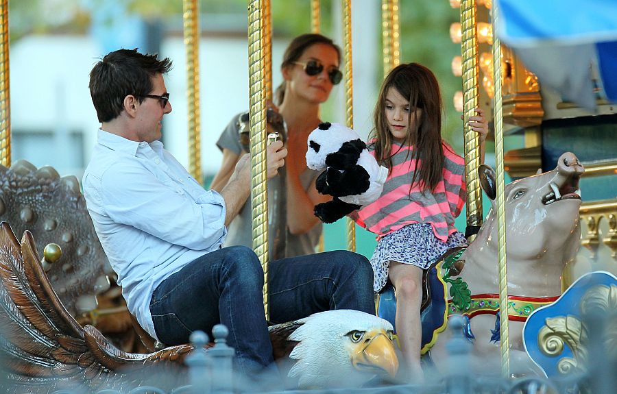 Tom Cruise, Katie Holmes y Suri Cruise juntos como una familia unida en un tiovivo