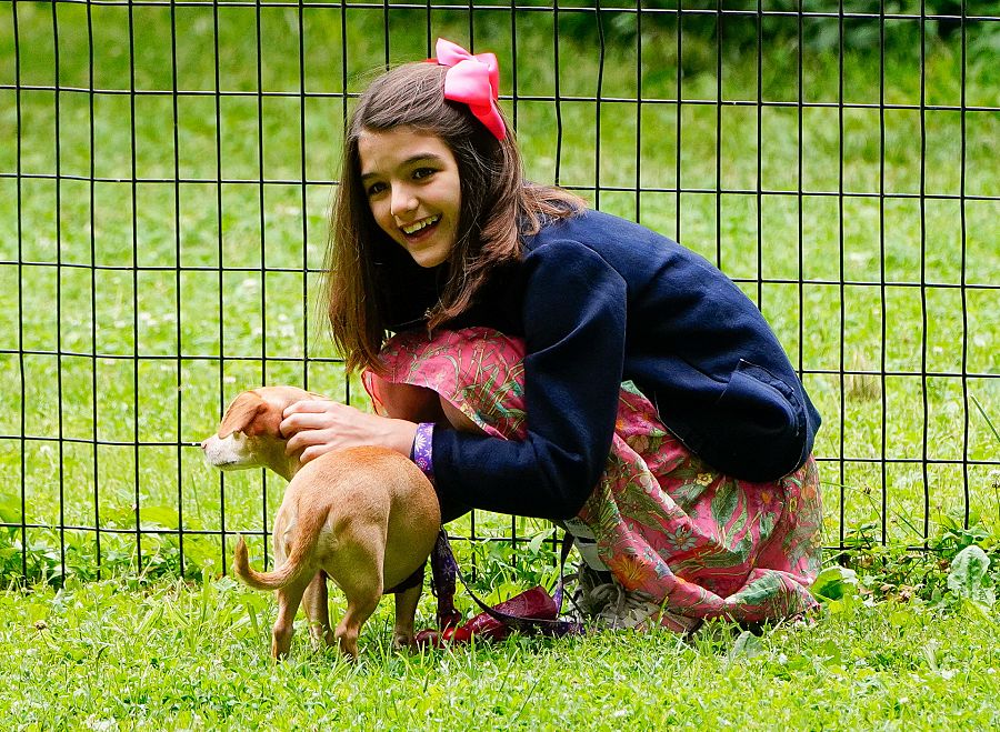 Suri Cruise juega con su perro en 2018