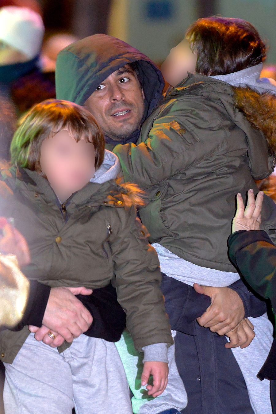 Hugo con sus hijos en la cabalga de Reyes Magos de Madrid 2014