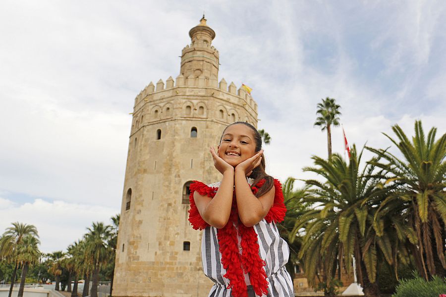 Soleá durante el rodaje al lado de la Torre del Oro, en Sevilla