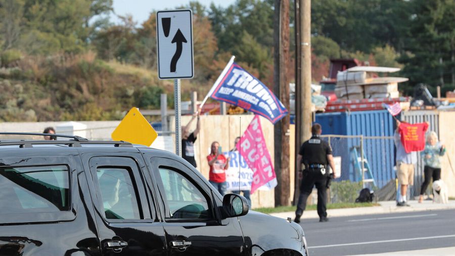 El presidente de los EE. UU., Donald Trump, saluda a sus partidarios concentrados a las afueras del Centro Médico Militar Nacion
