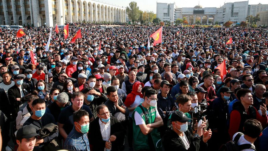 Partidarios de la oposición durante una protesta contra los resultados de las elecciones parlamentarias en la plaza central de Ala-Too en Bishkek, Kirguistán.