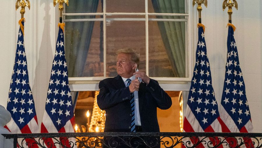 El presidente de los Estados Unidos, Donald Trump, se quita la máscara después de regresar a la Casa Blanca.