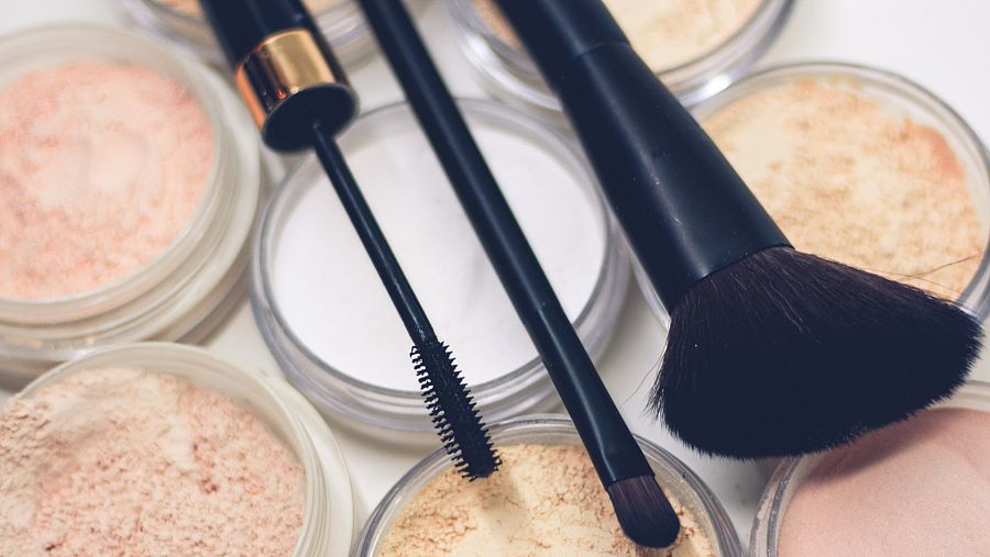 Unas buenas herramientas son esenciales: una brocha para el colorete, otra más pequeña para las sombras de ojos y otra para difuminar