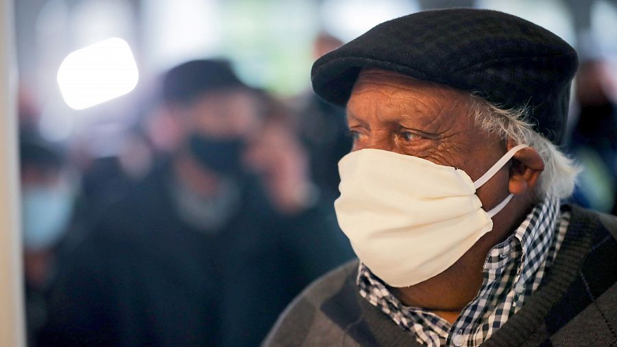 Las mascarillas provocarían que las personas que las llevan se infecten menos y de forma más leve.