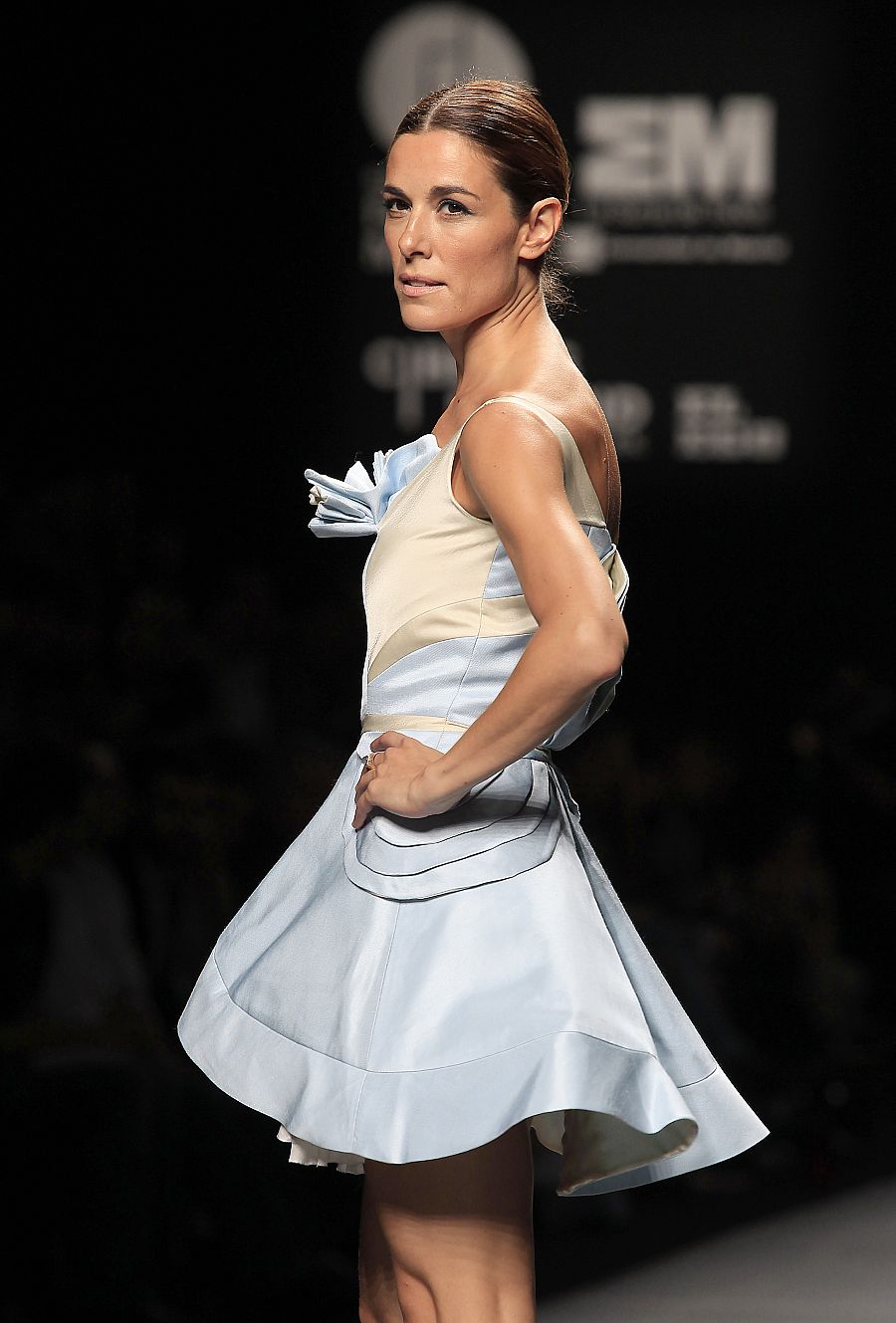 LA PRESENTADORA RAQUEL SANCHEZ SILVA DESFILANDO PAR ALA FIRMA DE 